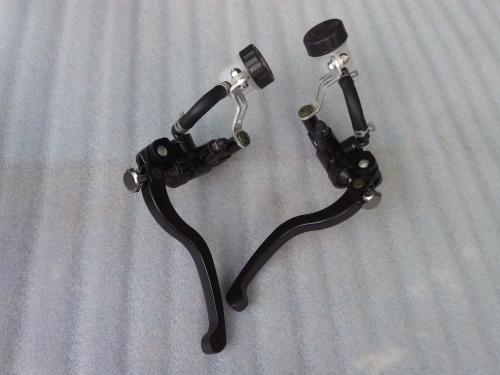 PAIR OF LEVERS BRAKE AND CLUTCH BOTH WITH CLEAR OIL POTS IN BLACK