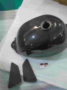 munk  6ltr  fuel tank with rubber pads  in black